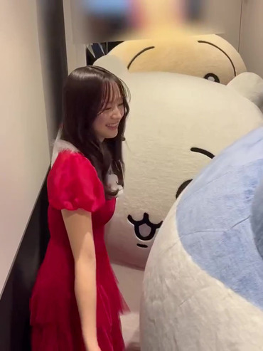 森香澄アナ　「ちいかわ」イベントで横乳くっきり！！【GIF動画あり】