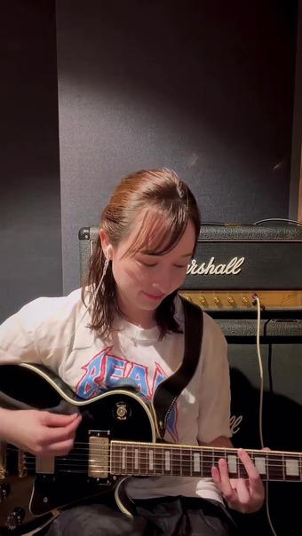 宇賀神メグアナ　ギターに巨乳を乗せながら弾く！！【GIF動画あり】