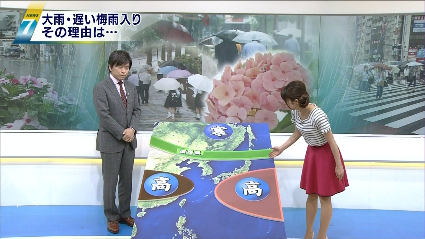 寺川奈津美さん 気象予報士 の前かがみの胸元 アナきゃぷ速報 寺川奈津美さん 気象予報士 の前かがみの胸元 アナきゃぷ速報