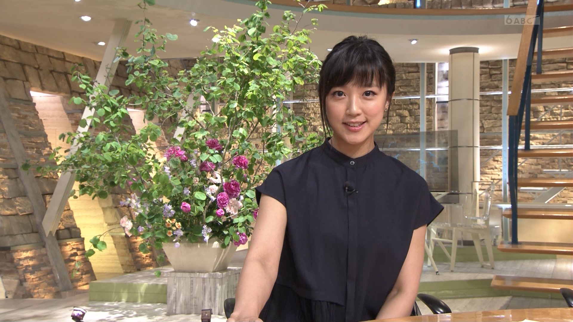 竹内由恵アナ 決めポーズで痛恨のミス Gif動画あり アナきゃぷ速報