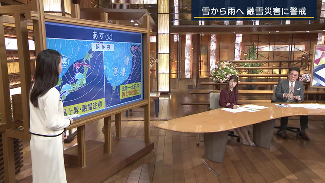 「報ステ」お天気お姉さん　白いスカートのお尻に、また下着のラインが浮き出る！！【GIF動画あり】