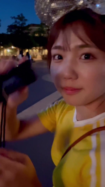 鈴木新彩アナ　谷間に激しく食い込むバックの紐！！【GIF動画あり】