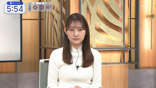 森山みなみアナ　ピチピチのニットで胸を強調！！