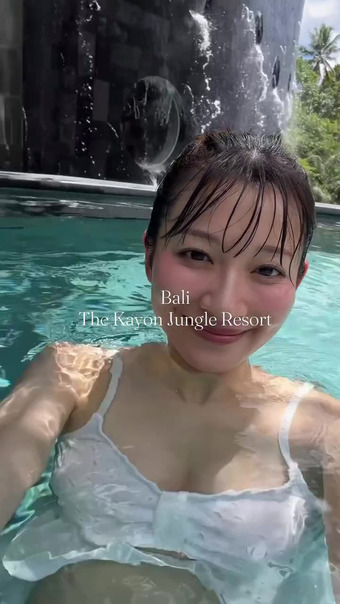 山本里菜アナ　ビキニで泳いで谷間を公開！！【GIF動画あり】