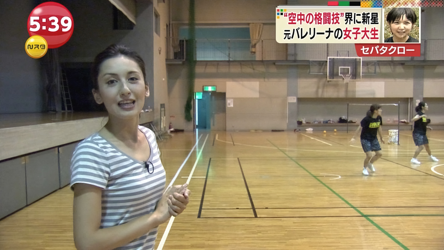 小林悠アナ セパタクローでブラチラ 胸チラ アナきゃぷ速報