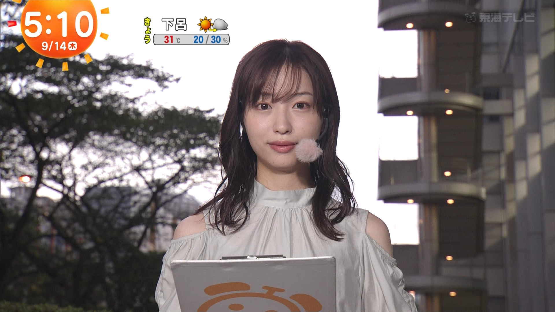 女子アナ　ブラ紐チラリ 