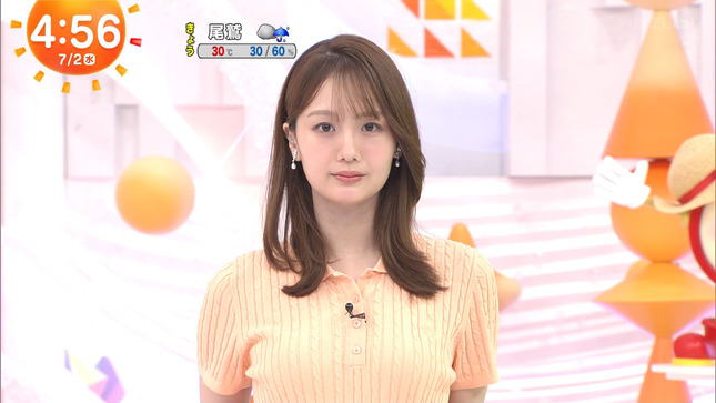 井上清華アナ　ニットで胸元強調！！