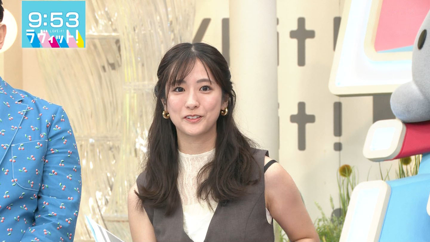 女子アナ　ブラ紐チラリ 