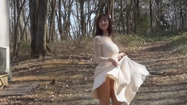 山崎あみキャスター　グラビア撮影でパンチラ、巨乳ビキニ！！【GIF動画あり】