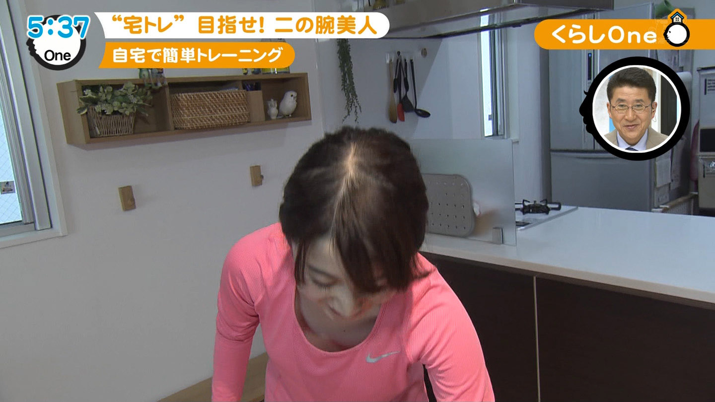 上山真未アナ ボールエクササイズの谷間と胸元 アナきゃぷ速報