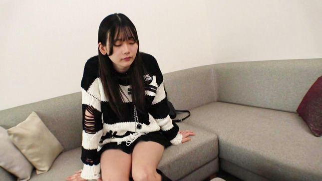 学校全休、所在なげパンク女子 6