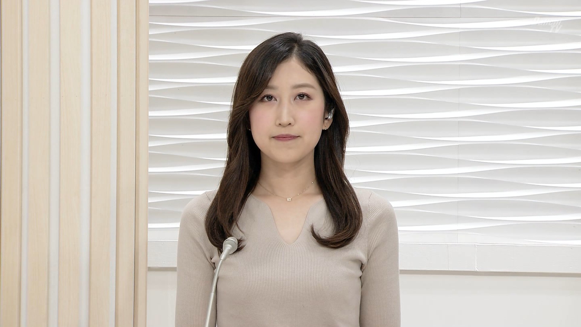 静岡の人気アナ 机の下のスリットからパンチラ寸前 アナきゃぷ速報 静岡の人気アナ 机の下のスリットからパンチラ寸前 アナきゃぷ速報