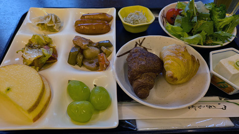 朝食のバイキング
