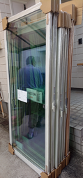 駐車場に仮置きされた部材