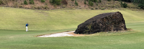 フェアウェイ真ん中に巨大な