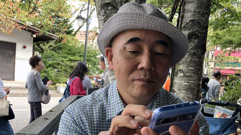 川上庵で食事を待つ男