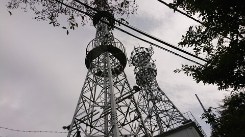 山頂の電波塔