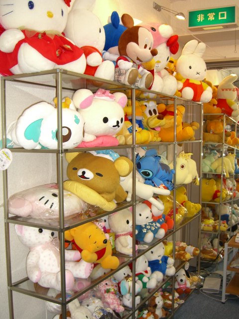 ガラス棚にぬいぐるみ多数入りました レンタルショーケース コレクターズマートブログ Http Www Collectors Mart Jp