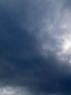 泣き出しそうな空