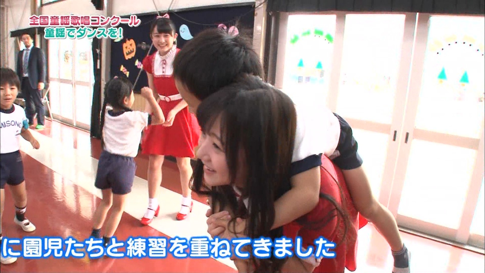 男子児童に抱きつかれるカントリー ガールズ稲場愛香が可愛いと話題 ハロプロまとめ カラフルxハロプロ 21