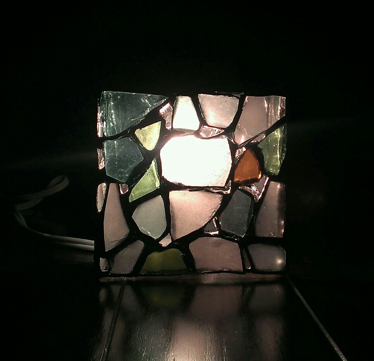 シーグラスで作ったテーブルランプのステンドグラス