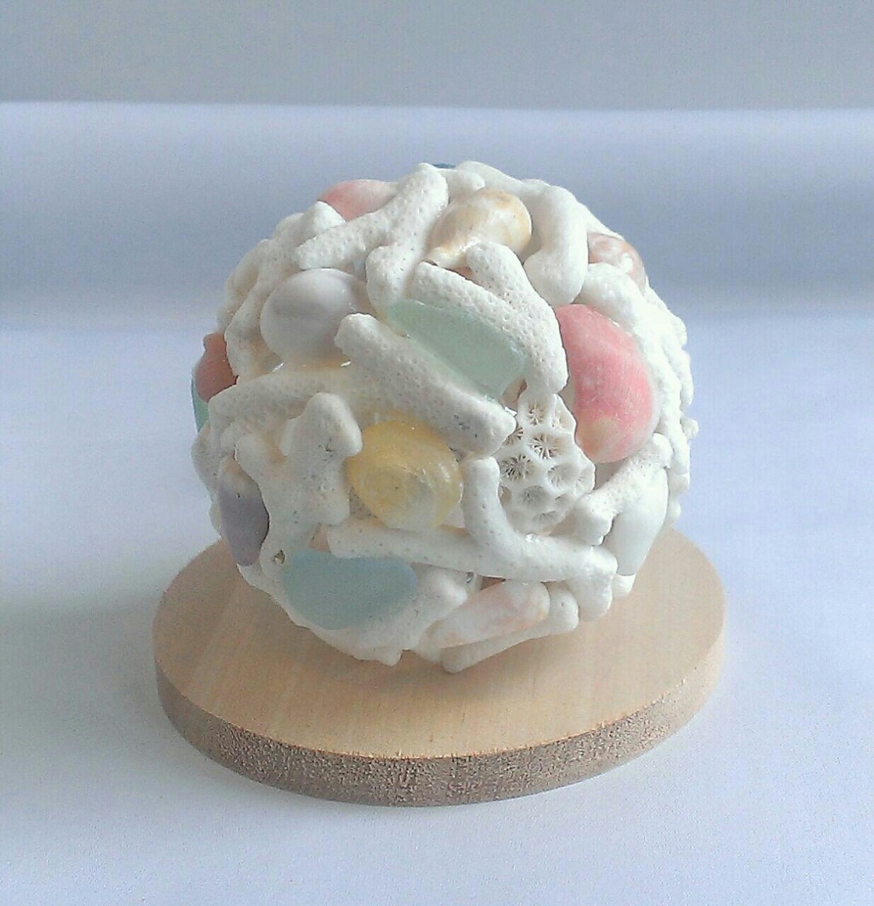 サンゴと貝殻で作ったランプシェード 球体 小さいサイズ ハンドメイド インテリア 世界の海岸から ビーチコーミング