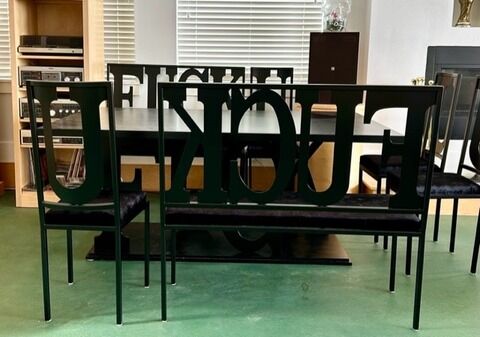 帰宅。新型ストレス「ありえないデザインのテーブルセット」