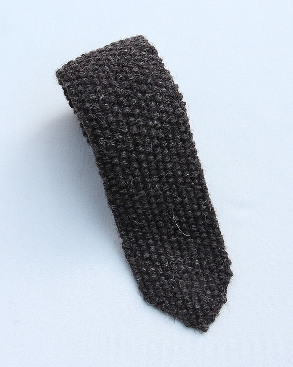 BLACK Sheep ”Hand KnitTie V DK GREY”251030 (2)