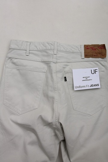 NOUN ”UF WHITE” 230707 (4)