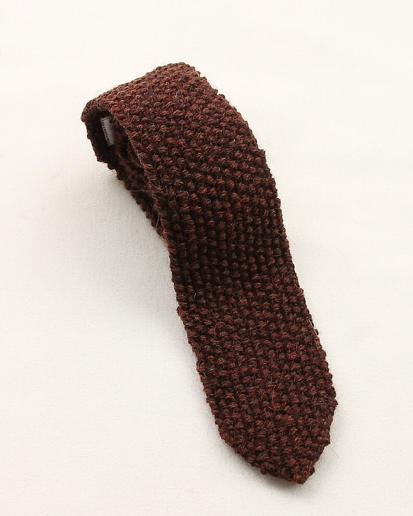 BLACK Sheep ”Hand KnitTie V SABRE BROW”250926 (2)