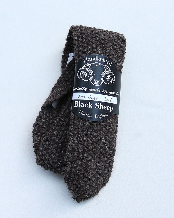 BLACK Sheep ”Hand KnitTie V DK GREY”251030