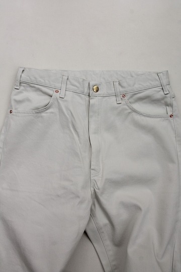 NOUN ”UF WHITE” 230707 (3)