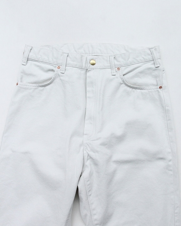 NOUN ”UF WHITE” 260817 (2)