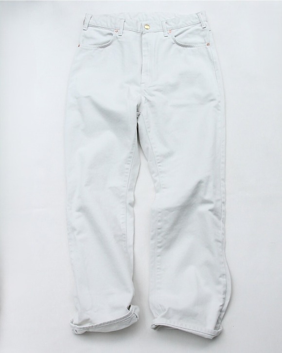 NOUN ”UF WHITE” 260817 (3)