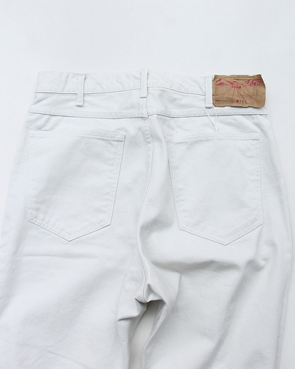 NOUN ”UF WHITE” 260817 (4)