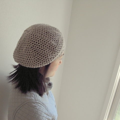 かぎ編みで編んだ ベレー帽 Confort
