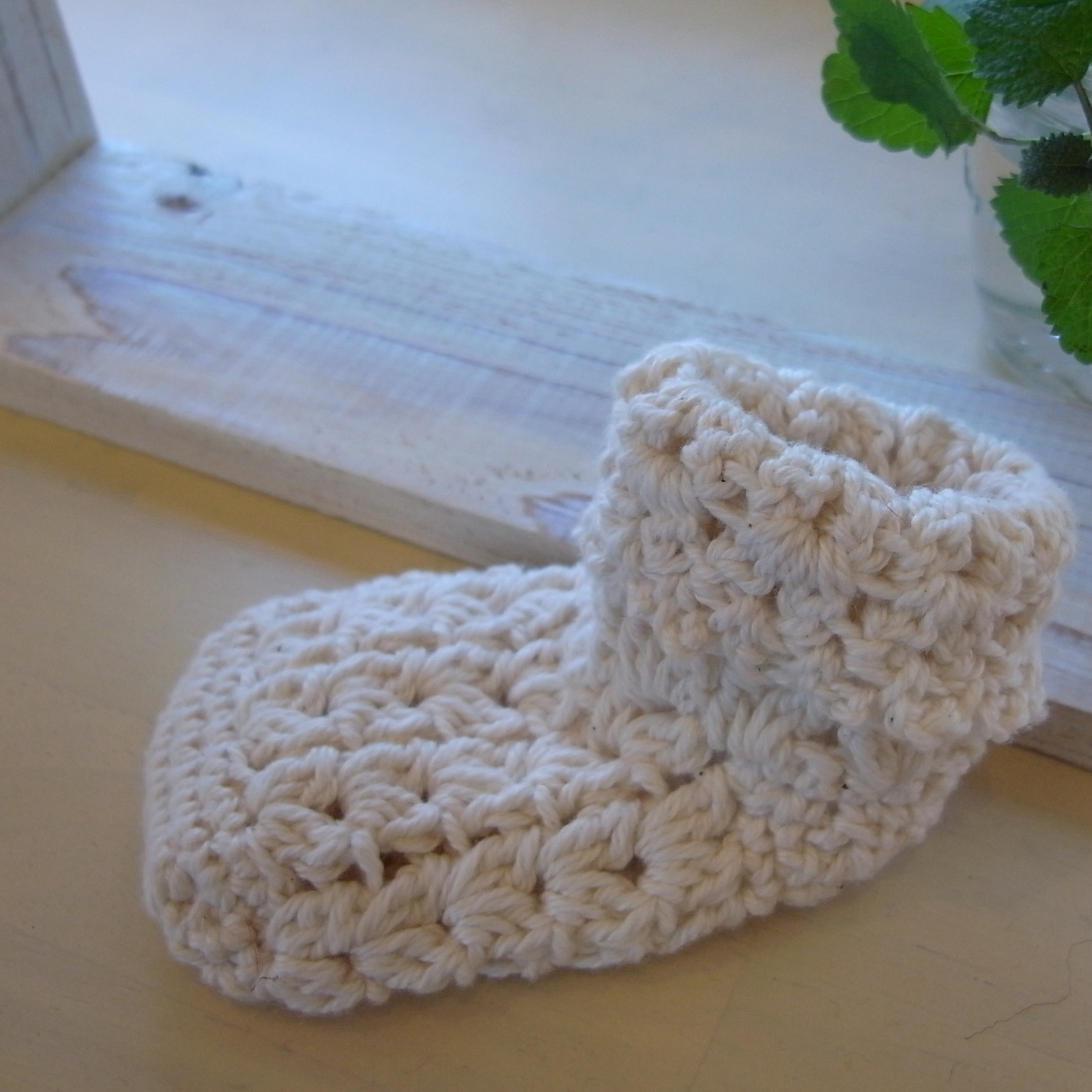 かぎ編みで編んだ ベビー靴下 Confort