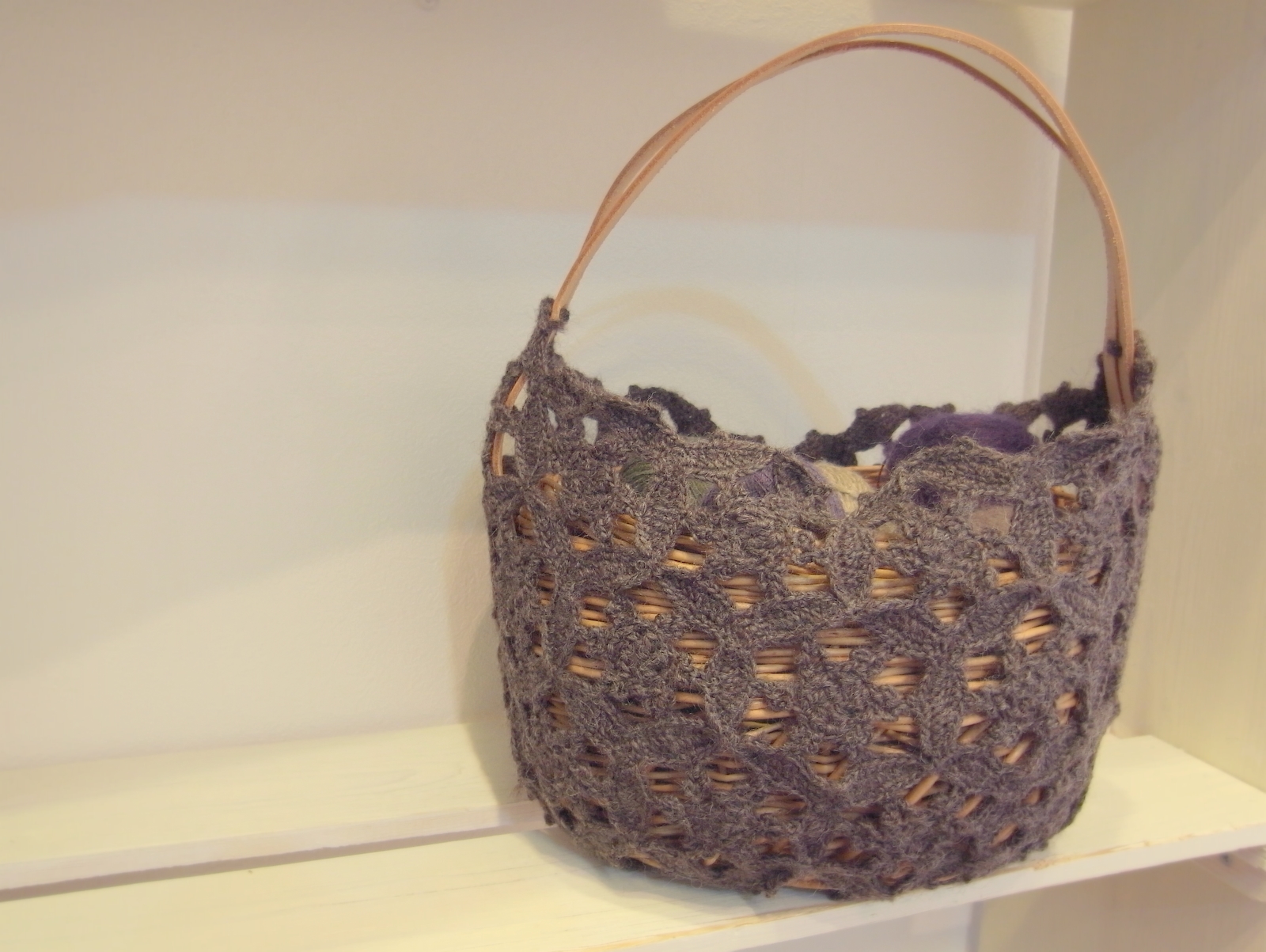 confort:かぎ編みで編んだ、かごバッグ