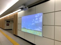 プロジェクタ投影(地下道)