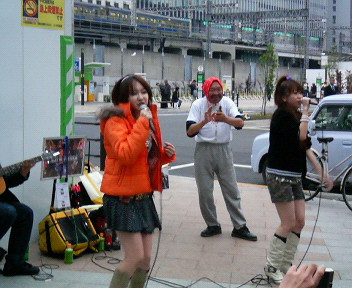 秋葉原 路上パフォーマンス 衣 食 遊