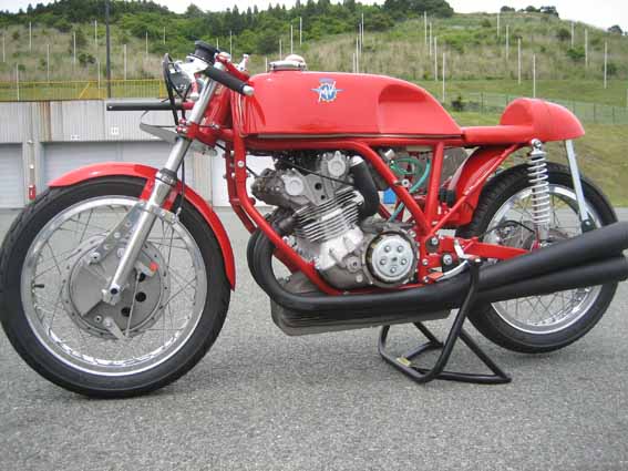 ｍｖアグスタ ３気筒 ５００ｃｃレーサー 青空の下