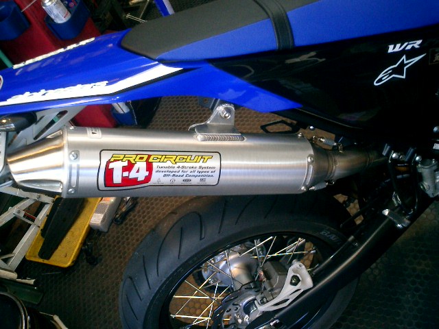 WR250R／Xのマフラー : 青空の下