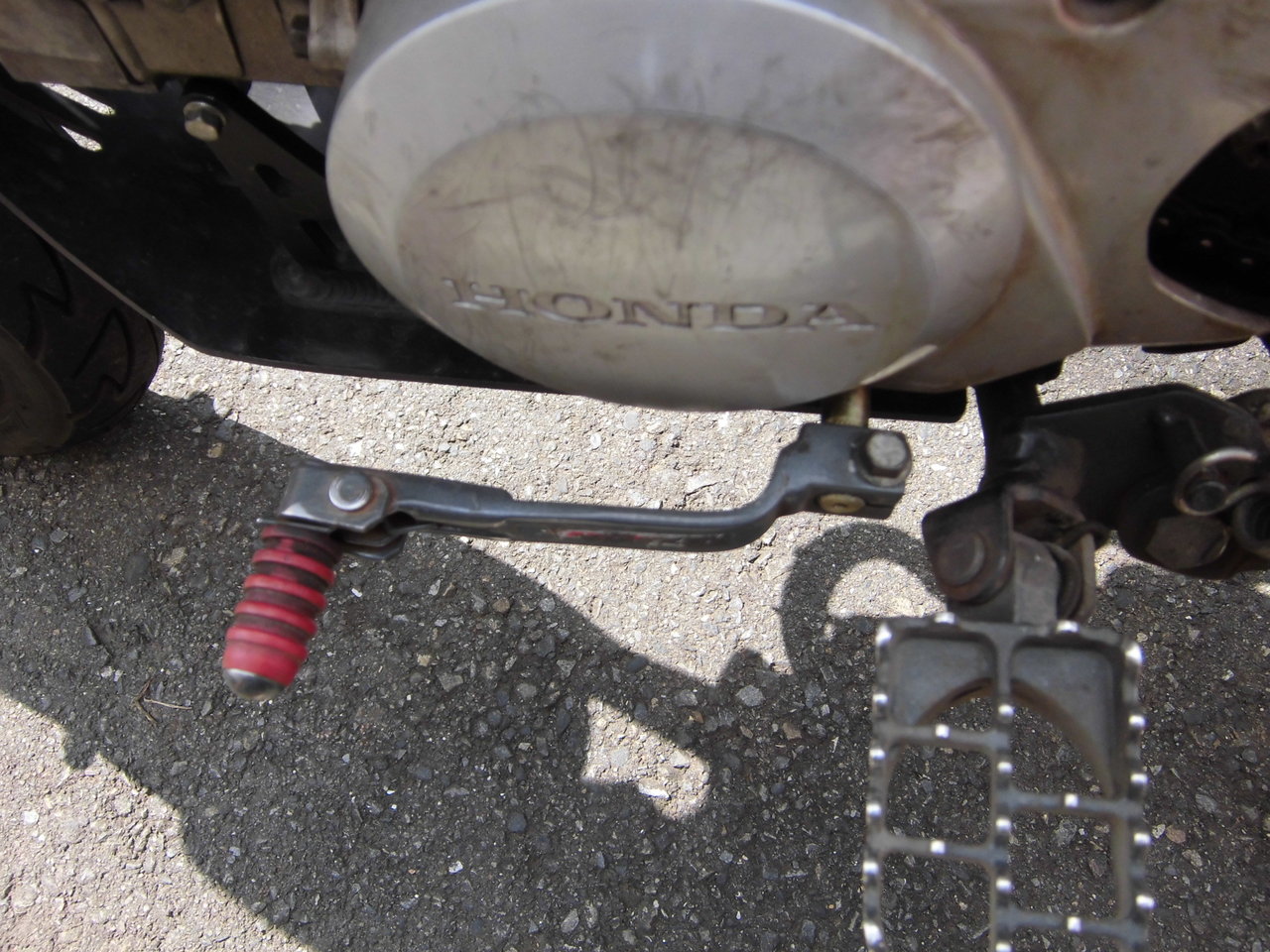 モンキーｒモタード ギア シフトスピンドルの改造 青空の下２