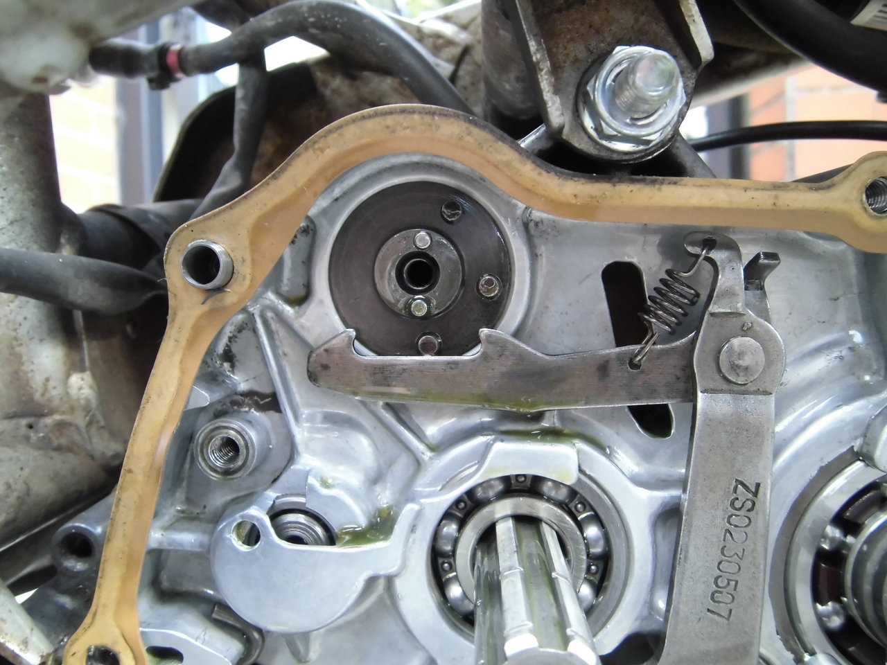 モンキーｒモタード ギア シフトスピンドルの改造 青空の下２