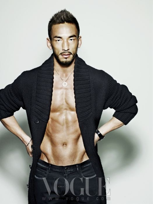 サッカー さすがの肉体美 中田氏 短パン姿 超高級セダンとの２ショット 筋トレ予備校まとめ