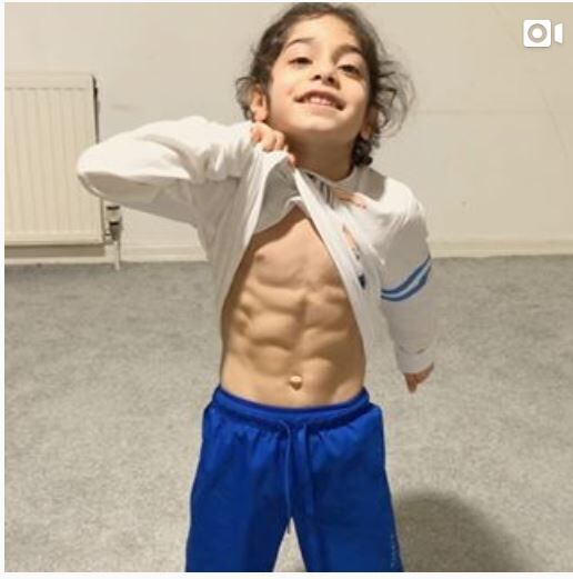 ムッキムキ腹筋の6歳天才少年 超ハードな屋内トレ がこれ 筋トレ予備校まとめ ムッキムキ腹筋の6歳天才少年 超ハードな屋内トレ がこれ 筋トレ予備校まとめ
