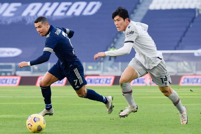 画像 クリロナとマッチアップする冨安の写真www ほぼ久保くんサッカーまとめ 画像 クリロナとマッチアップする冨安の写真www ほぼ久保くんサッカーまとめ