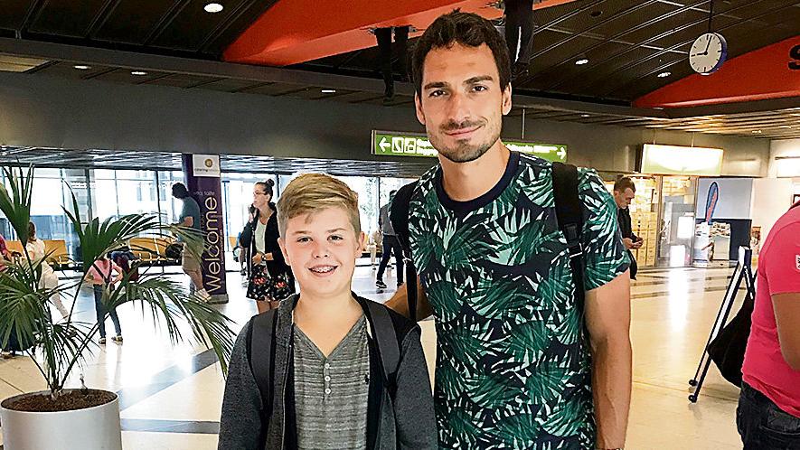 Bvbフンメルス 空港で泣いていたファン 13歳 の自宅を突撃し驚かせる ほぼ久保くんサッカーまとめ Bvbフンメルス 空港で泣いていたファン 13歳 の自宅を突撃し驚かせる ほぼ久保くんサッカーまとめ