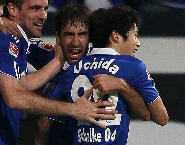 内田篤人と同時にシャルケ移籍のラウール バカか と思ったとマガトが明かす ほぼ久保くんサッカーまとめ 内田篤人と同時にシャルケ移籍のラウール バカか と思ったとマガトが明かす ほぼ久保くんサッカーまとめ