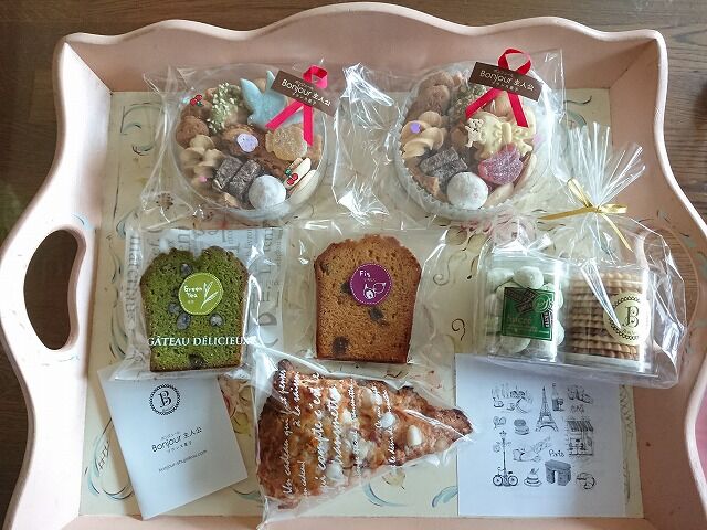 ふるさと納税 月に１回のみオープンする「ボンジュール主人公」の焼き菓子！ボンジュール缶焼菓子 10種 詰め合わせ.. 大阪府吹田市 月に１回のみオープンする「ボンジュール主人公」の焼き菓子